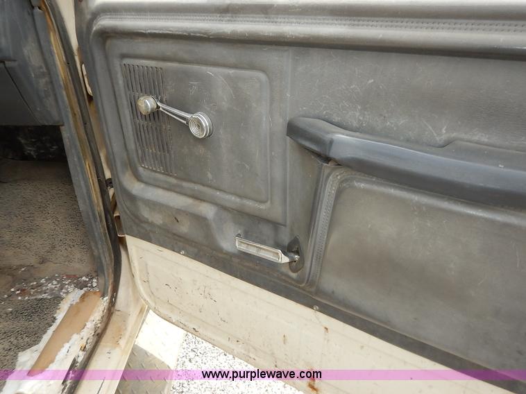 image for item J3956 1985 Ford F350 flatbed pickup truck