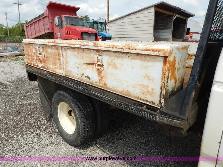 image for item J3956 1985 Ford F350 flatbed pickup truck