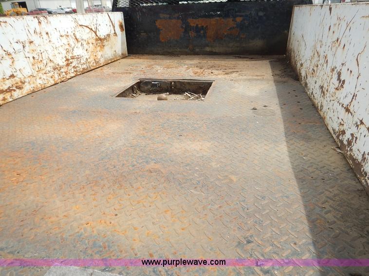 image for item J3956 1985 Ford F350 flatbed pickup truck