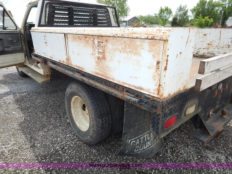 image for item J3956 1985 Ford F350 flatbed pickup truck