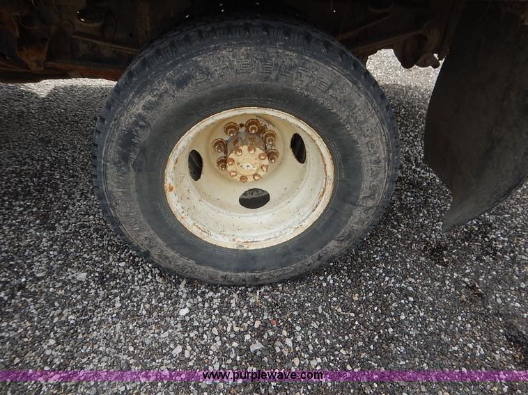 image for item J3956 1985 Ford F350 flatbed pickup truck