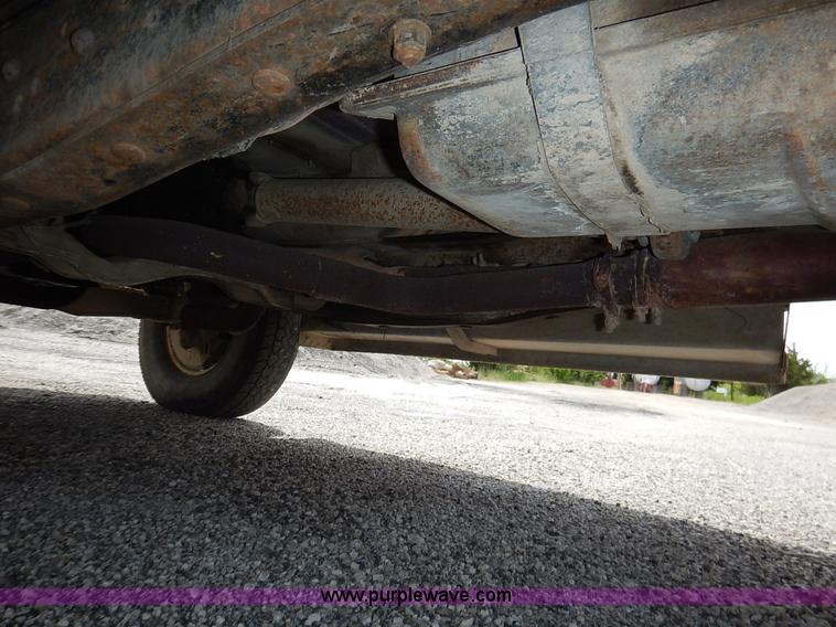 image for item J3956 1985 Ford F350 flatbed pickup truck