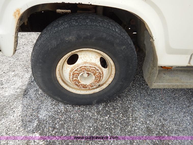 image for item J3956 1985 Ford F350 flatbed pickup truck