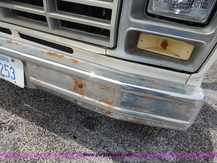 image for item J3956 1985 Ford F350 flatbed pickup truck