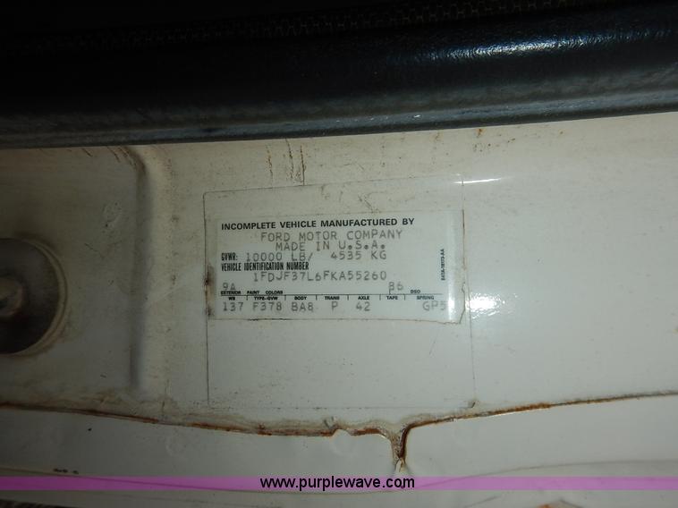 image for item J3956 1985 Ford F350 flatbed pickup truck