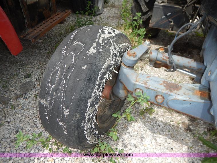 image for item J3960 1998 New Holland TS100 tractor