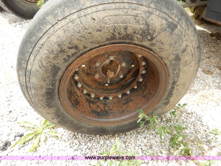 image for item J3960 1998 New Holland TS100 tractor