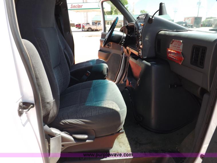 image for item K3853 1992 Ford E350 ambulance