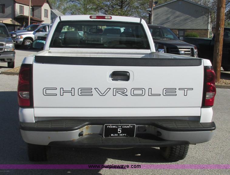 image for item K5017 2004 Chevrolet Silverado 1500 pickup truck