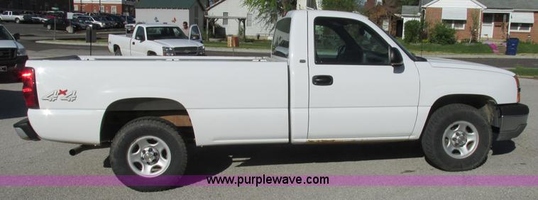 image for item K5017 2004 Chevrolet Silverado 1500 pickup truck