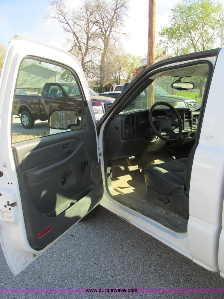 image for item K5017 2004 Chevrolet Silverado 1500 pickup truck