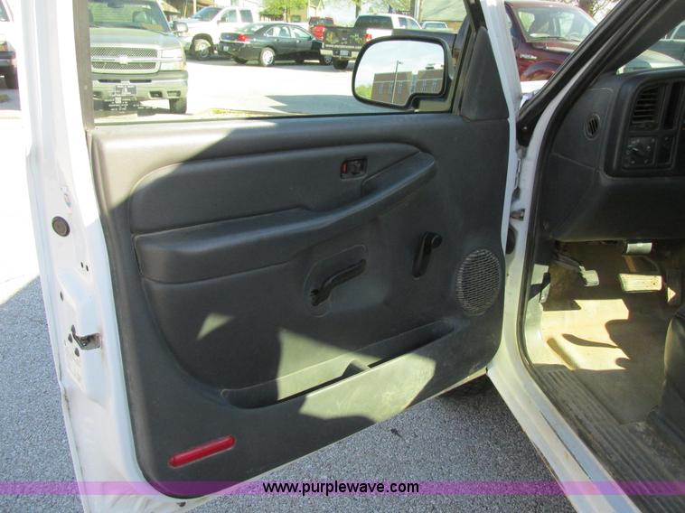 image for item K5017 2004 Chevrolet Silverado 1500 pickup truck