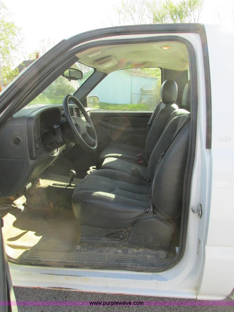 image for item K5017 2004 Chevrolet Silverado 1500 pickup truck