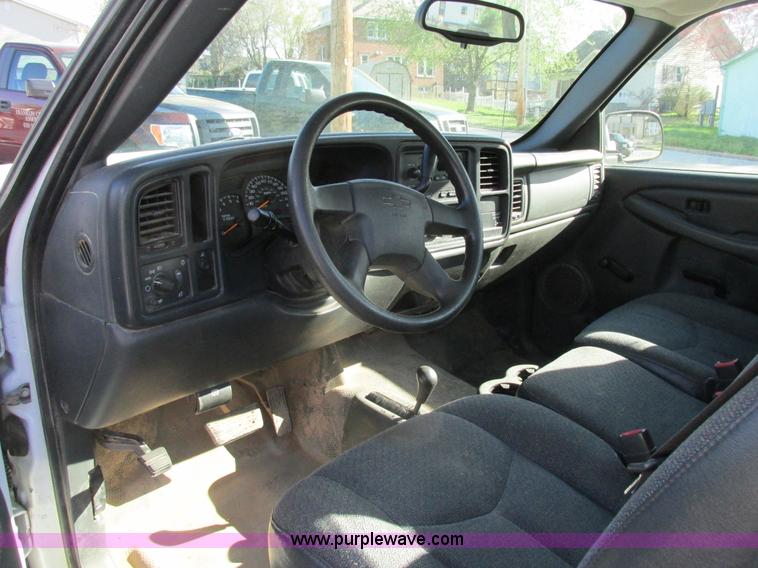 image for item K5017 2004 Chevrolet Silverado 1500 pickup truck