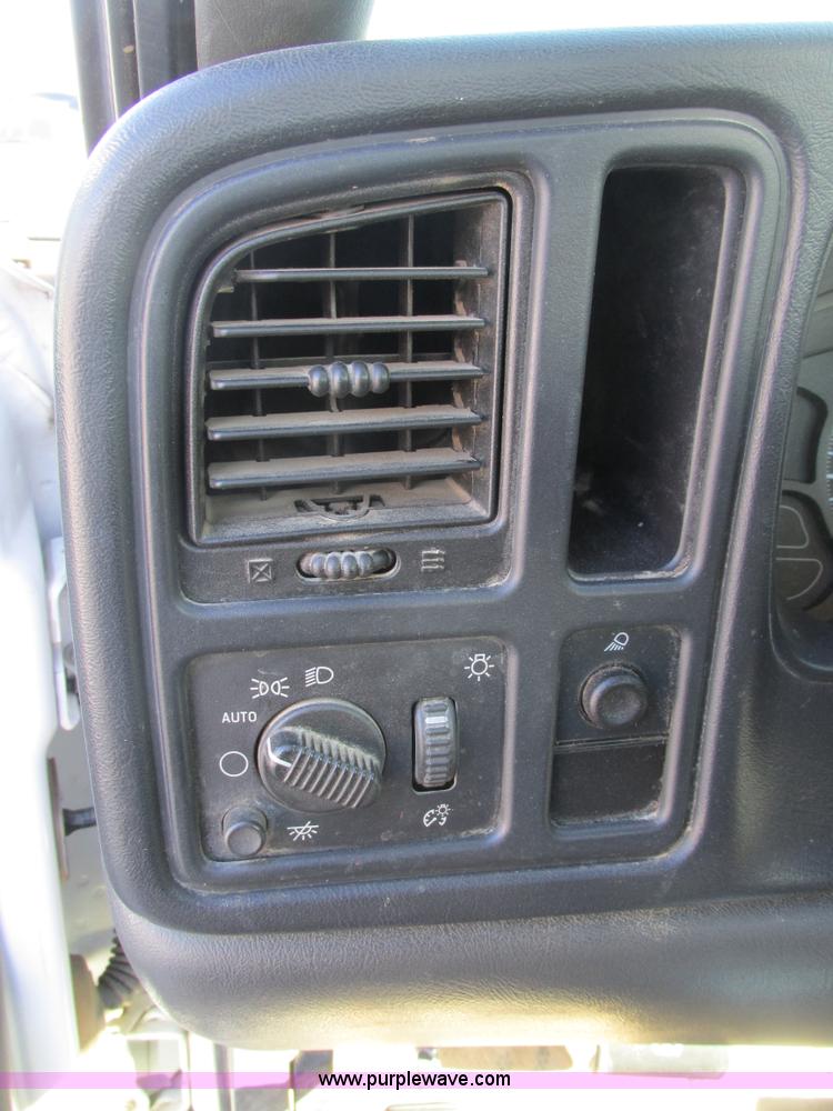 image for item K5017 2004 Chevrolet Silverado 1500 pickup truck