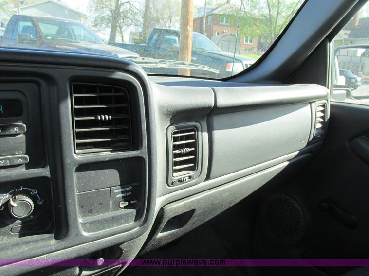 image for item K5017 2004 Chevrolet Silverado 1500 pickup truck