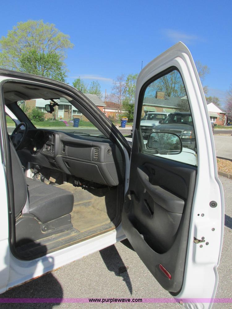 image for item K5017 2004 Chevrolet Silverado 1500 pickup truck