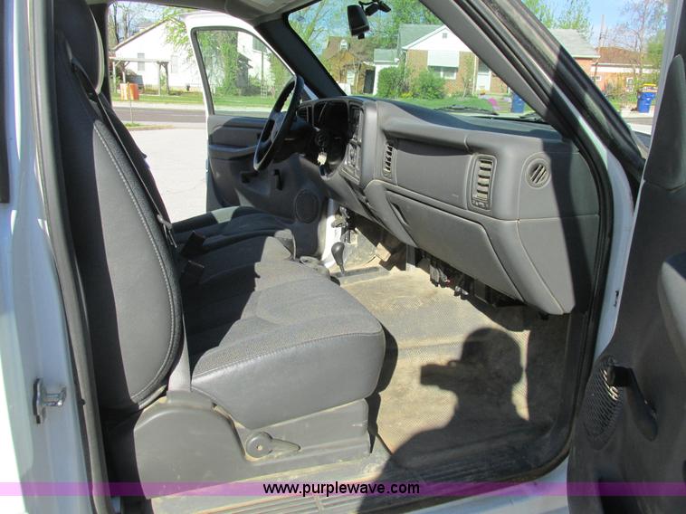image for item K5017 2004 Chevrolet Silverado 1500 pickup truck