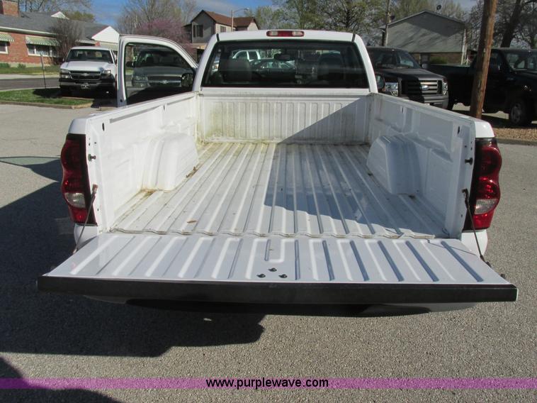 image for item K5017 2004 Chevrolet Silverado 1500 pickup truck