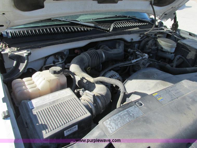 image for item K5017 2004 Chevrolet Silverado 1500 pickup truck