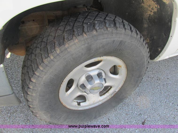 image for item K5017 2004 Chevrolet Silverado 1500 pickup truck