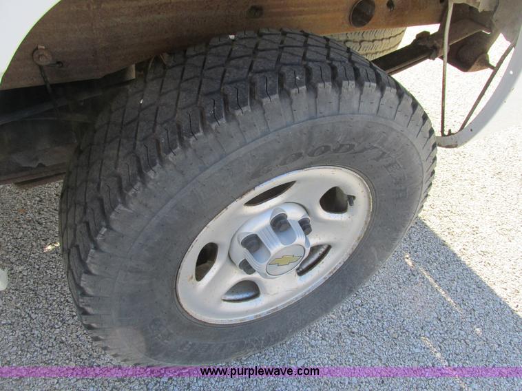 image for item K5017 2004 Chevrolet Silverado 1500 pickup truck