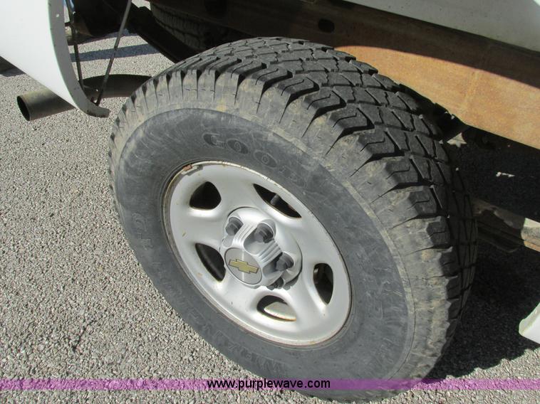 image for item K5017 2004 Chevrolet Silverado 1500 pickup truck