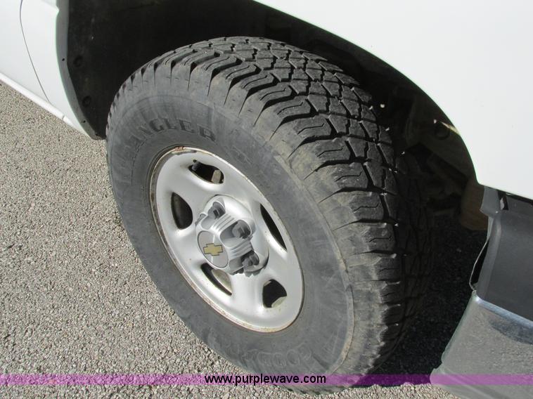 image for item K5017 2004 Chevrolet Silverado 1500 pickup truck