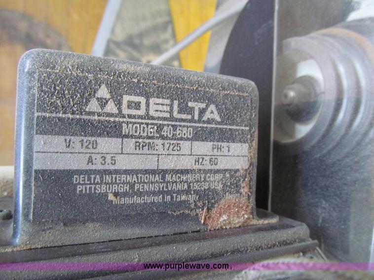 Delta P20 scroll saw in Des Moines, IA Item K5606 sold Purple Wave