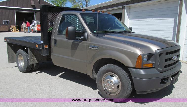 image for item K5628 2005 Ford F350 Super Duty XL flatbed pickup truck