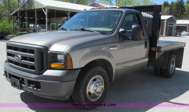 image for item K5628 2005 Ford F350 Super Duty XL flatbed pickup truck