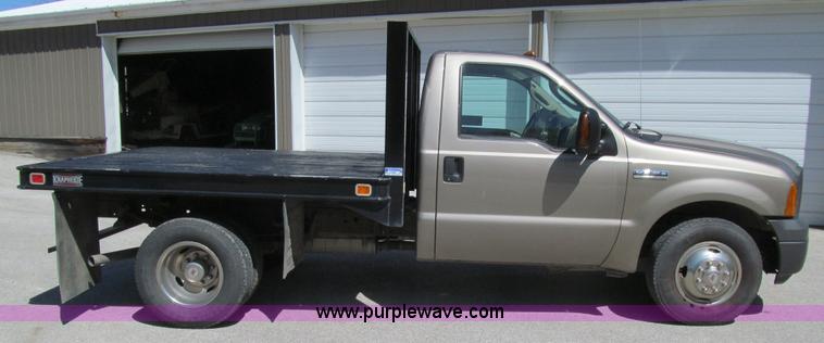 image for item K5628 2005 Ford F350 Super Duty XL flatbed pickup truck