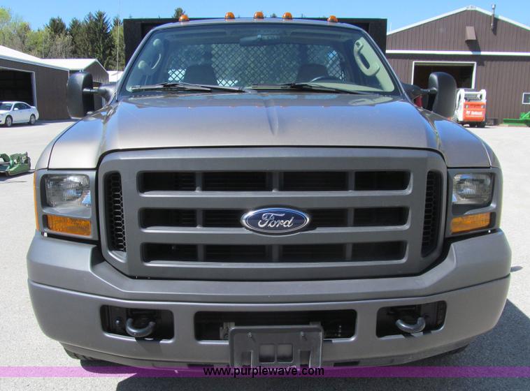 image for item K5628 2005 Ford F350 Super Duty XL flatbed pickup truck