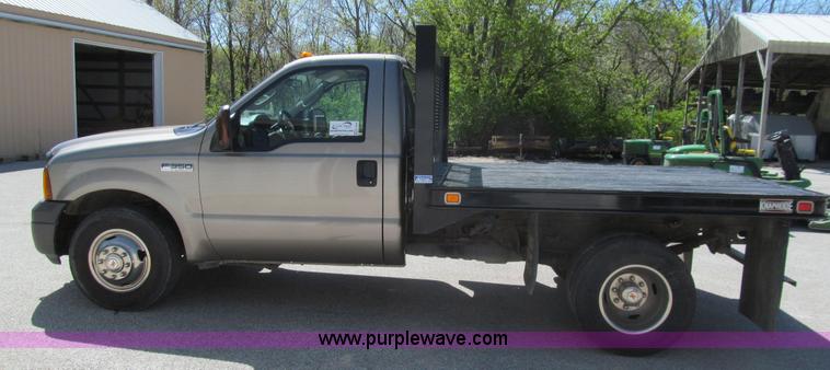 image for item K5628 2005 Ford F350 Super Duty XL flatbed pickup truck