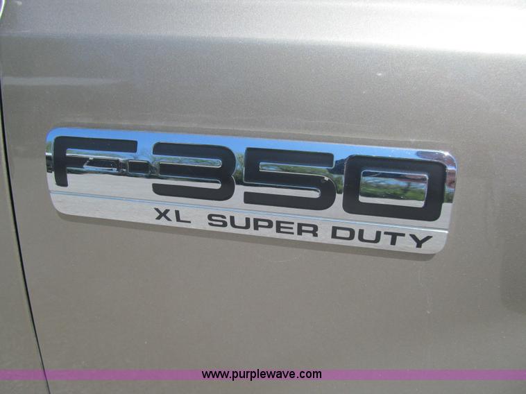 image for item K5628 2005 Ford F350 Super Duty XL flatbed pickup truck