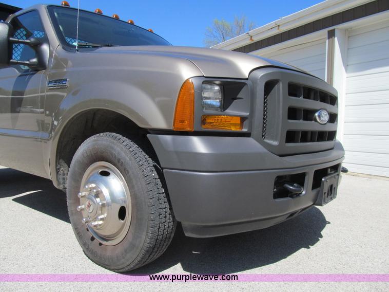 image for item K5628 2005 Ford F350 Super Duty XL flatbed pickup truck