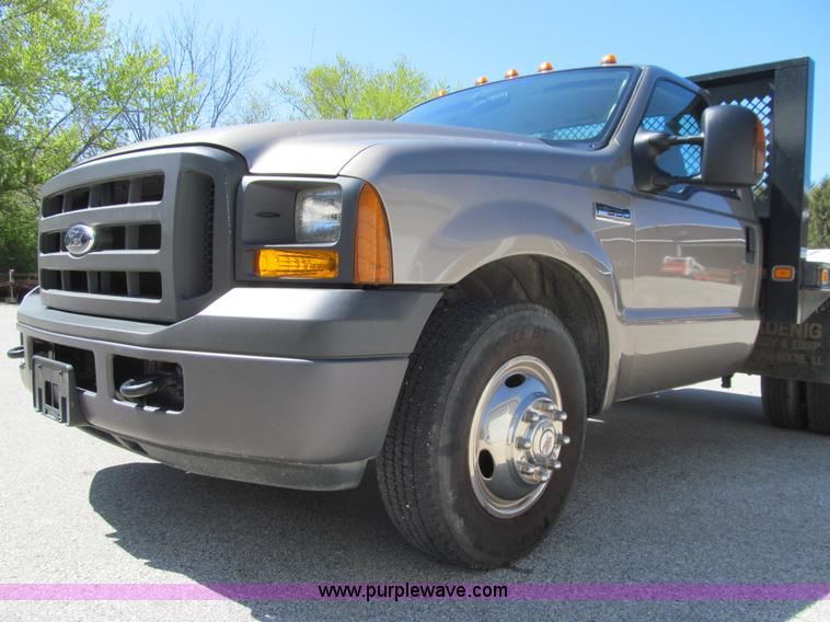 image for item K5628 2005 Ford F350 Super Duty XL flatbed pickup truck