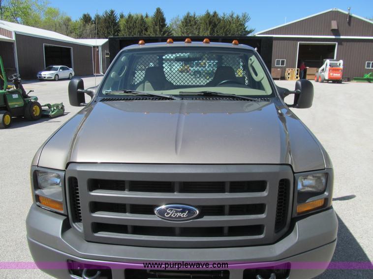 image for item K5628 2005 Ford F350 Super Duty XL flatbed pickup truck
