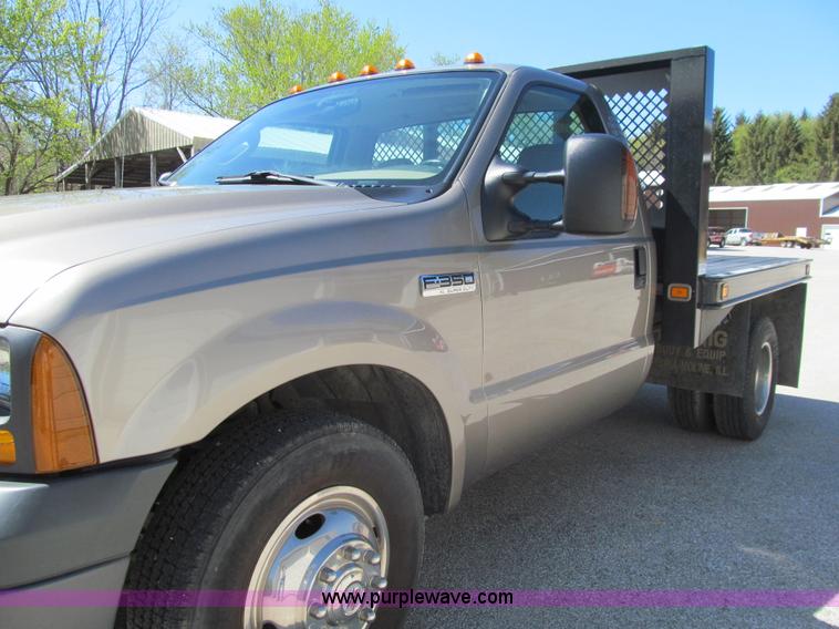 image for item K5628 2005 Ford F350 Super Duty XL flatbed pickup truck