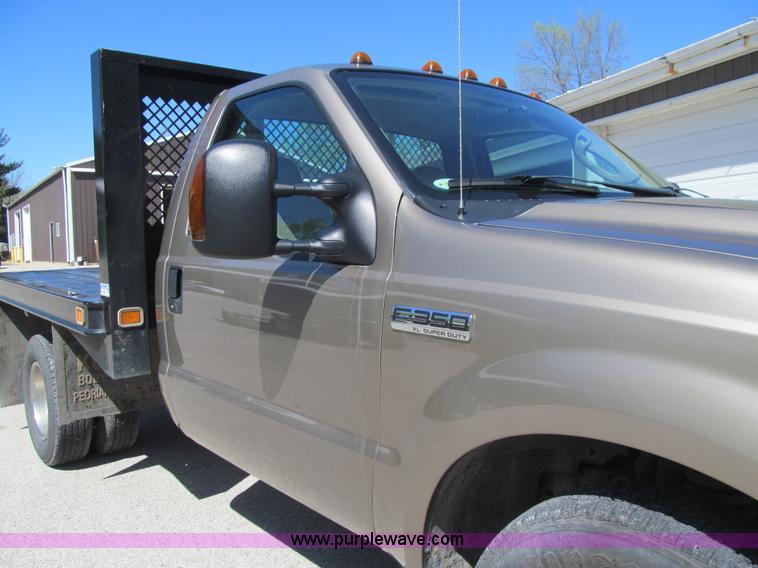 image for item K5628 2005 Ford F350 Super Duty XL flatbed pickup truck