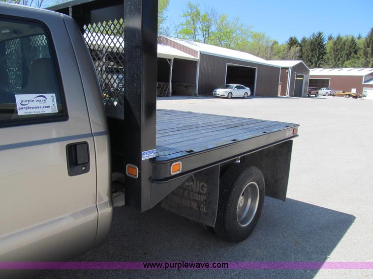 image for item K5628 2005 Ford F350 Super Duty XL flatbed pickup truck