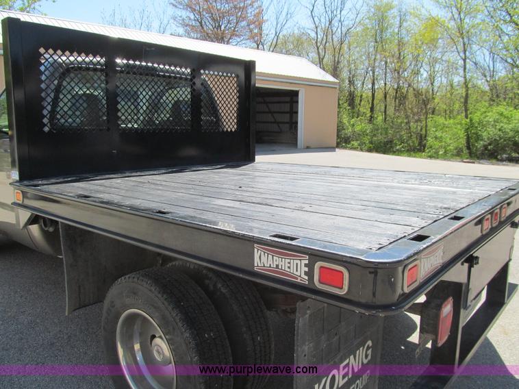 image for item K5628 2005 Ford F350 Super Duty XL flatbed pickup truck