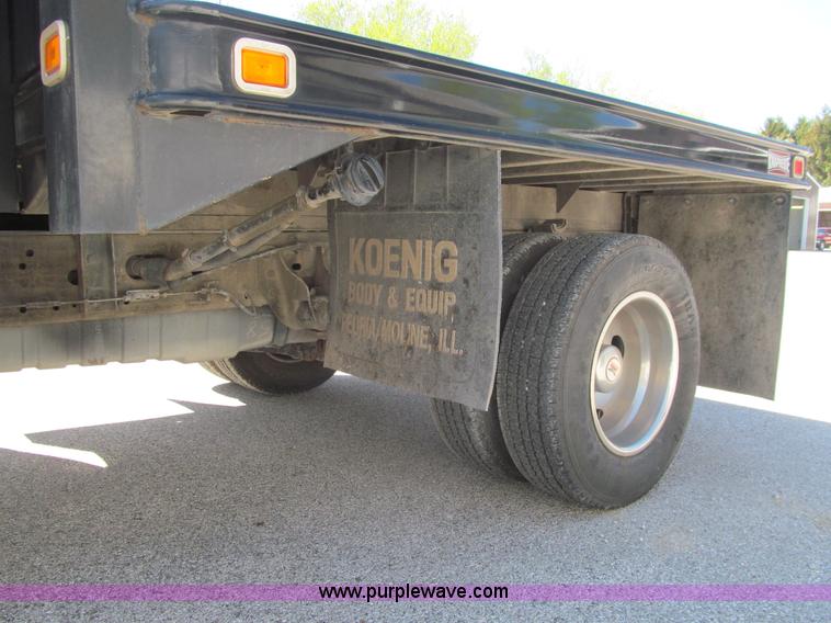 image for item K5628 2005 Ford F350 Super Duty XL flatbed pickup truck