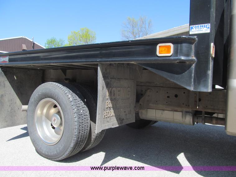 image for item K5628 2005 Ford F350 Super Duty XL flatbed pickup truck