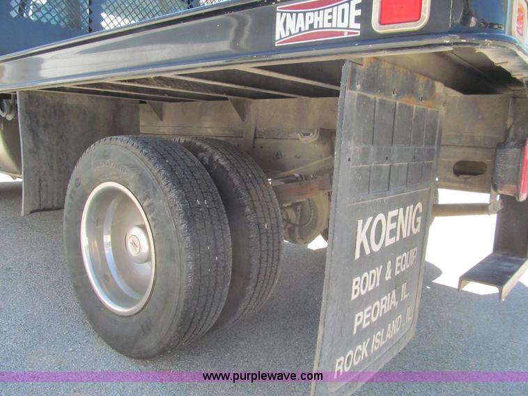 image for item K5628 2005 Ford F350 Super Duty XL flatbed pickup truck