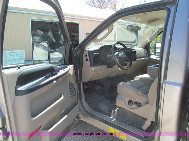 image for item K5628 2005 Ford F350 Super Duty XL flatbed pickup truck