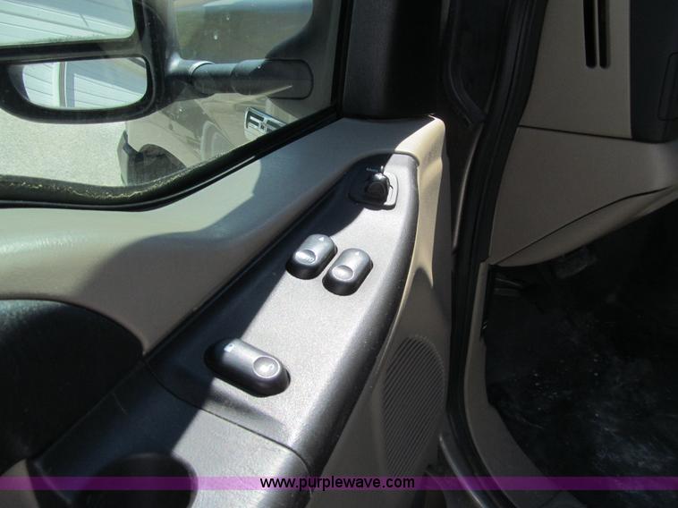 image for item K5628 2005 Ford F350 Super Duty XL flatbed pickup truck