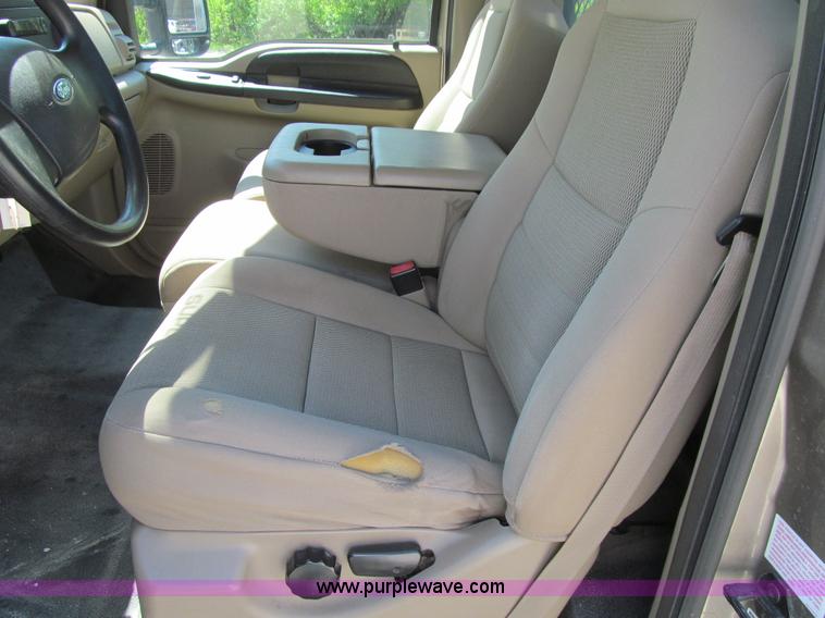 image for item K5628 2005 Ford F350 Super Duty XL flatbed pickup truck