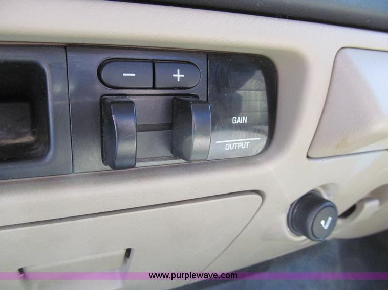 image for item K5628 2005 Ford F350 Super Duty XL flatbed pickup truck