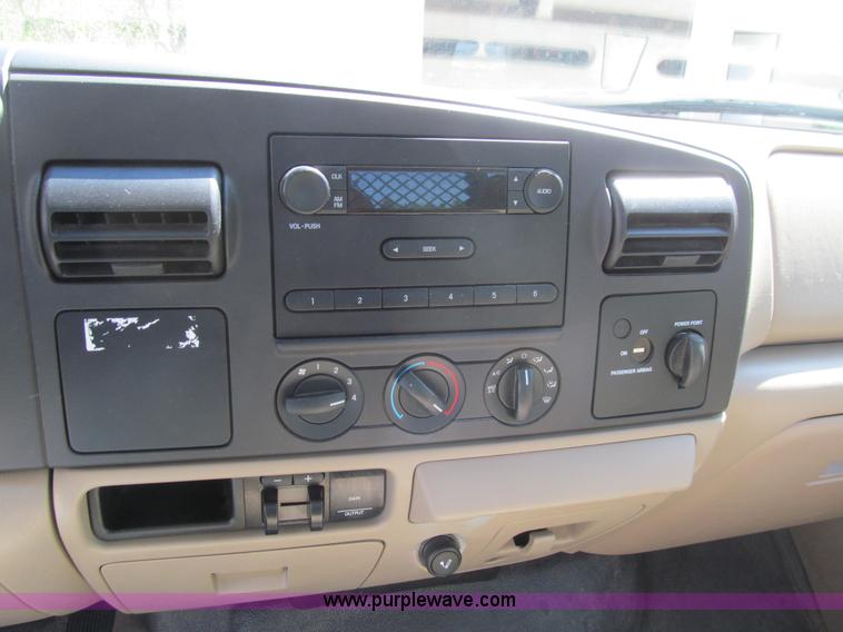 image for item K5628 2005 Ford F350 Super Duty XL flatbed pickup truck